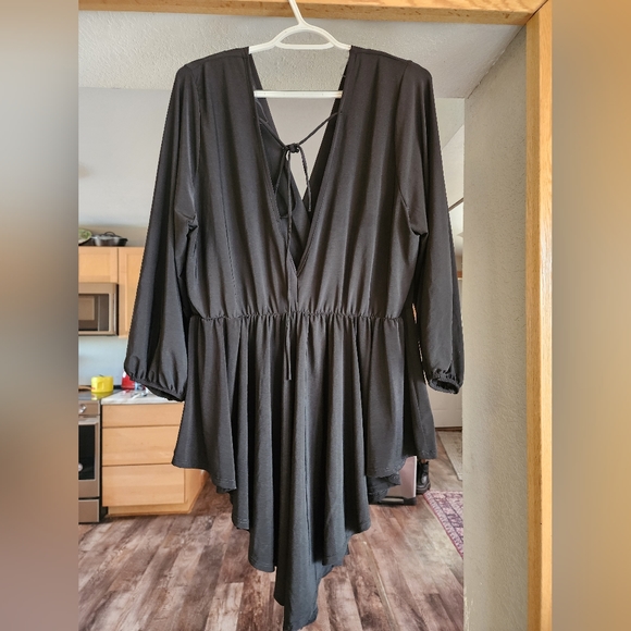 Lilian Low-Cut Blouse - Picture 2 of 3